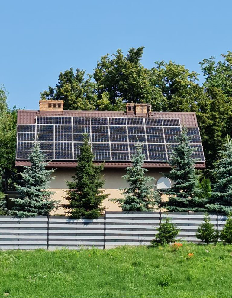 Panele słoneczne na dachu